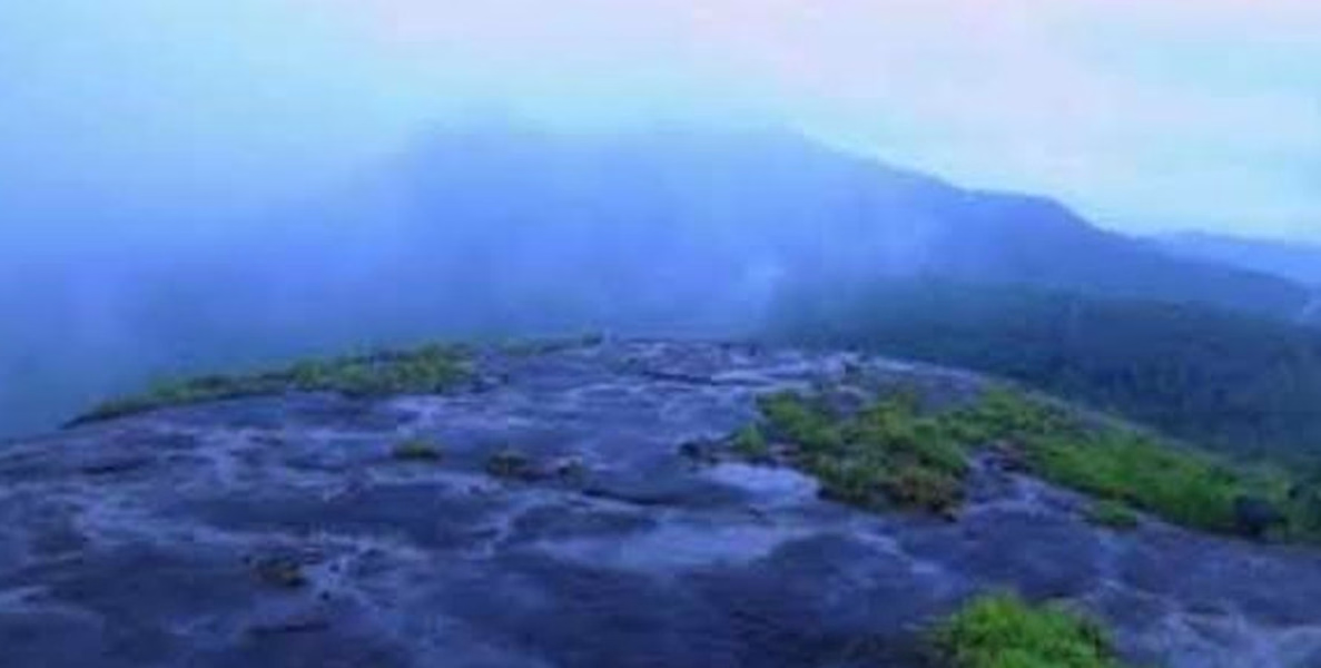 വിനോദസഞ്ചാരികളുടെ മനം കുളിര്‍പ്പിക്കുന്ന ദൃശ്യവിരുന്നൊരുക്കി മുത്താച്ചിപ്പാറ